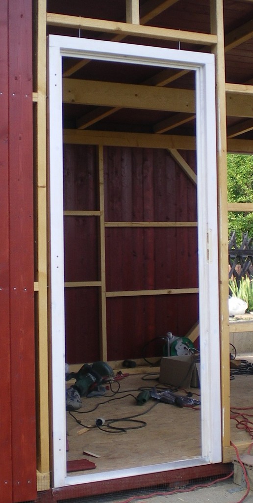 Türen und Fenster in ein Gartenhaus einbauen Schweden